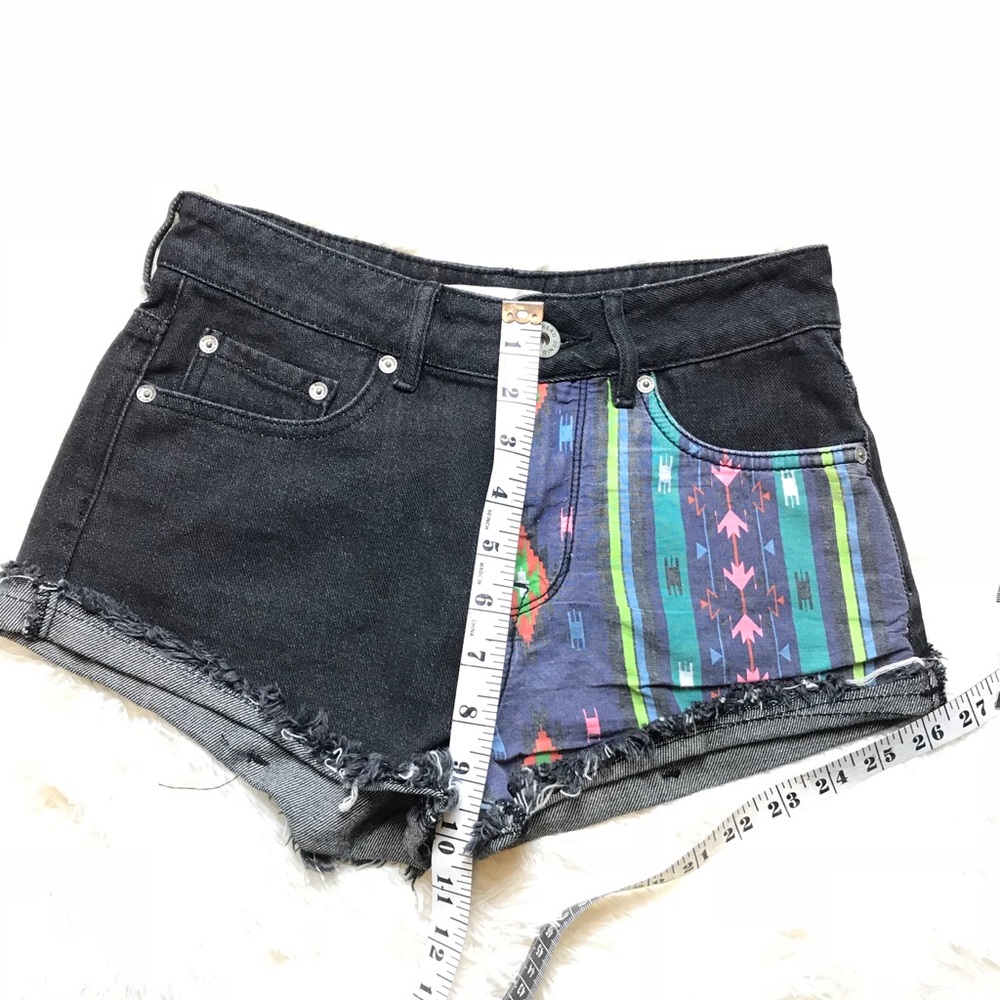 Bullhead || Black Aztec Mid Rise Shorts - Picture 5 of 6